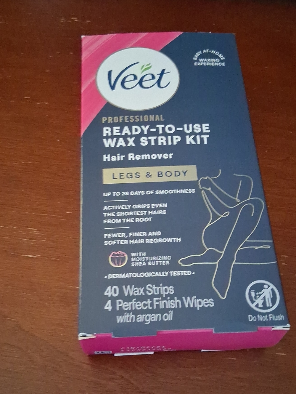 Veet Ready-to-Use Wax Strip Kit for Legs & Body — Pink and Navy
